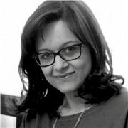 Insegnante di italiano impartisce lezioni di letteratura, storia e geografia per studenti di scuola elementare, media e superiore